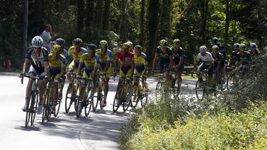 Andrey Amador y su equipo defienden el podio de la Vuelta con Valverde