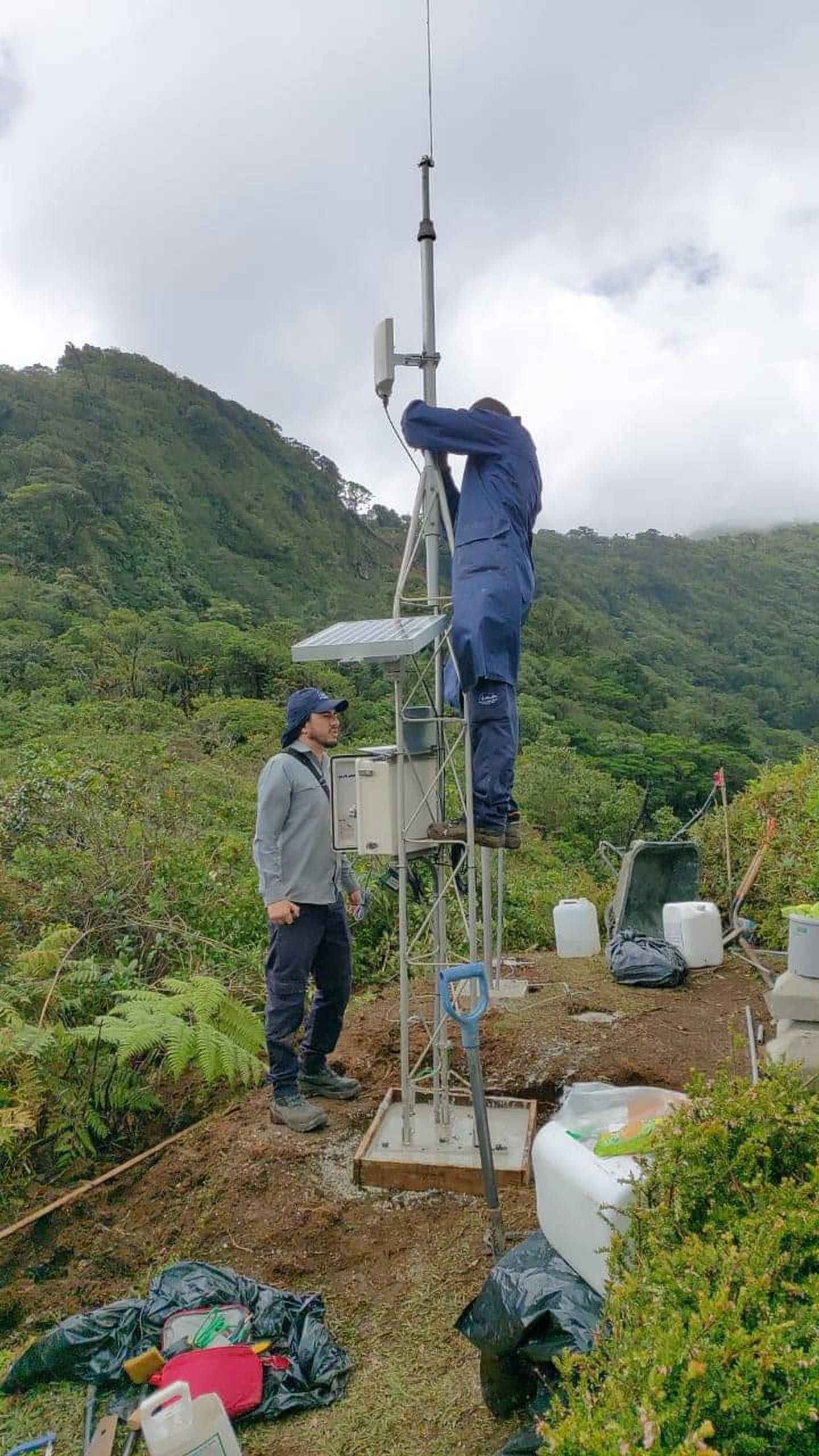 Este 16 de agosto, comenzó la instalación de una estación meteorológica cerca de la cuenca del Parque Nacional Juan Castro Blanco, afectada por el deslizamiento. Foto: Cortesía Noticias Aguas Zarcas.