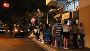 Pasajeros sufren calvario al esperar buses en la capital 