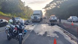 Dos motociclistas fallecen en accidente con tráiler en Sardinal