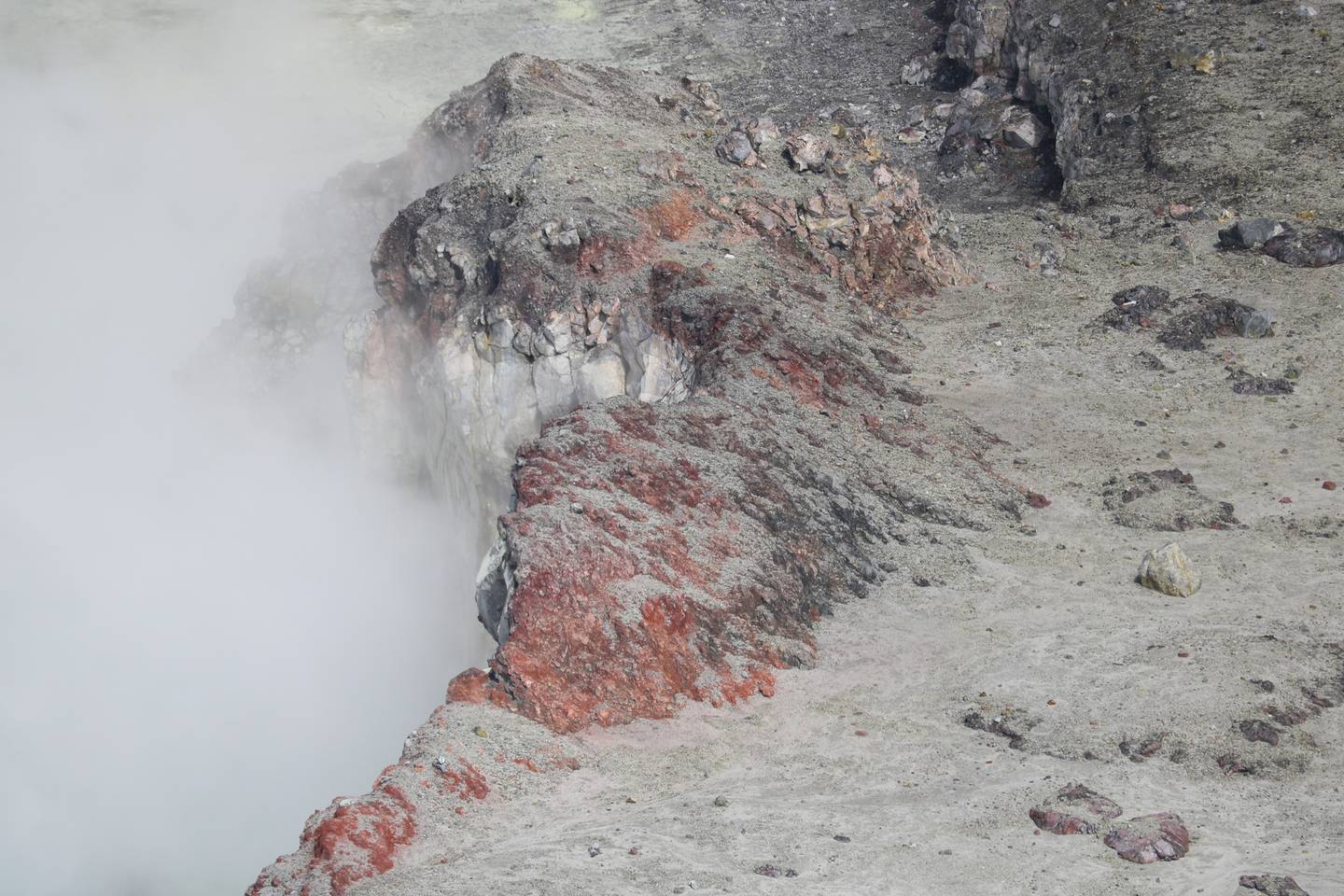 De un gigantesco muro rojizo, conocido como el domo, que por décadas estuvo en medio del cráter activo, solo quedan las bases. Foto: Cortesía Víctor Hugo Murillo.