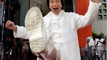 Jackie Chan es el primer actor chino en dejar sus huellas en teatro de Hollywood