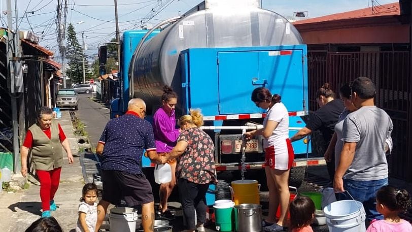 En los últimos días, los vecinos de San Francisco de Coronado han recibido agua cuando pasa un camión cisterna. Ese sector es afectado por los racionamientos aplicados por el AYA. Foto: 