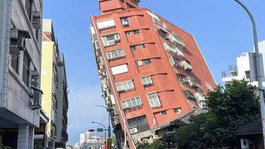 Búsqueda de atrapados y heridos en Taiwán continúa tras fuerte terremoto 