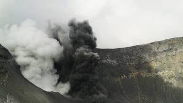 Ascenso de magma trastorna el volcán Turrialba