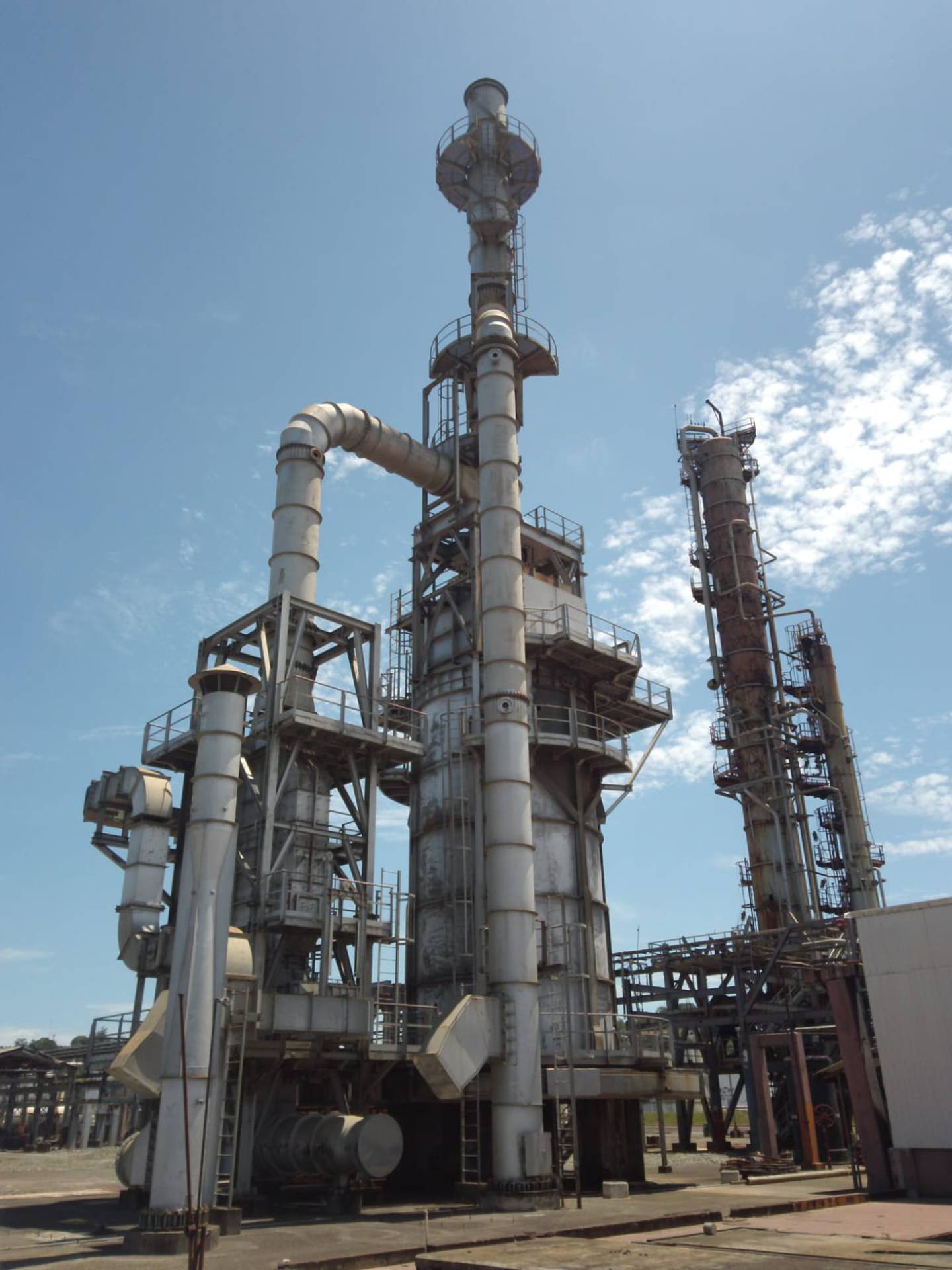 Imagen de este 6 de octubre de la vieja refinería de Recope en Moín (Limón). La empresa dijo haber desmantelado estructura en diciembre. Fotografía: Cortesía Aresep.