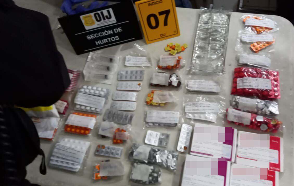 En la casa allanada el OIJ encontró gran cantidad de fármacos de uso restringido  que inculpan al sujeto con los hurtos, que desde hace seis meses ocurrían en un hospital josefino. Foto: OIJ.