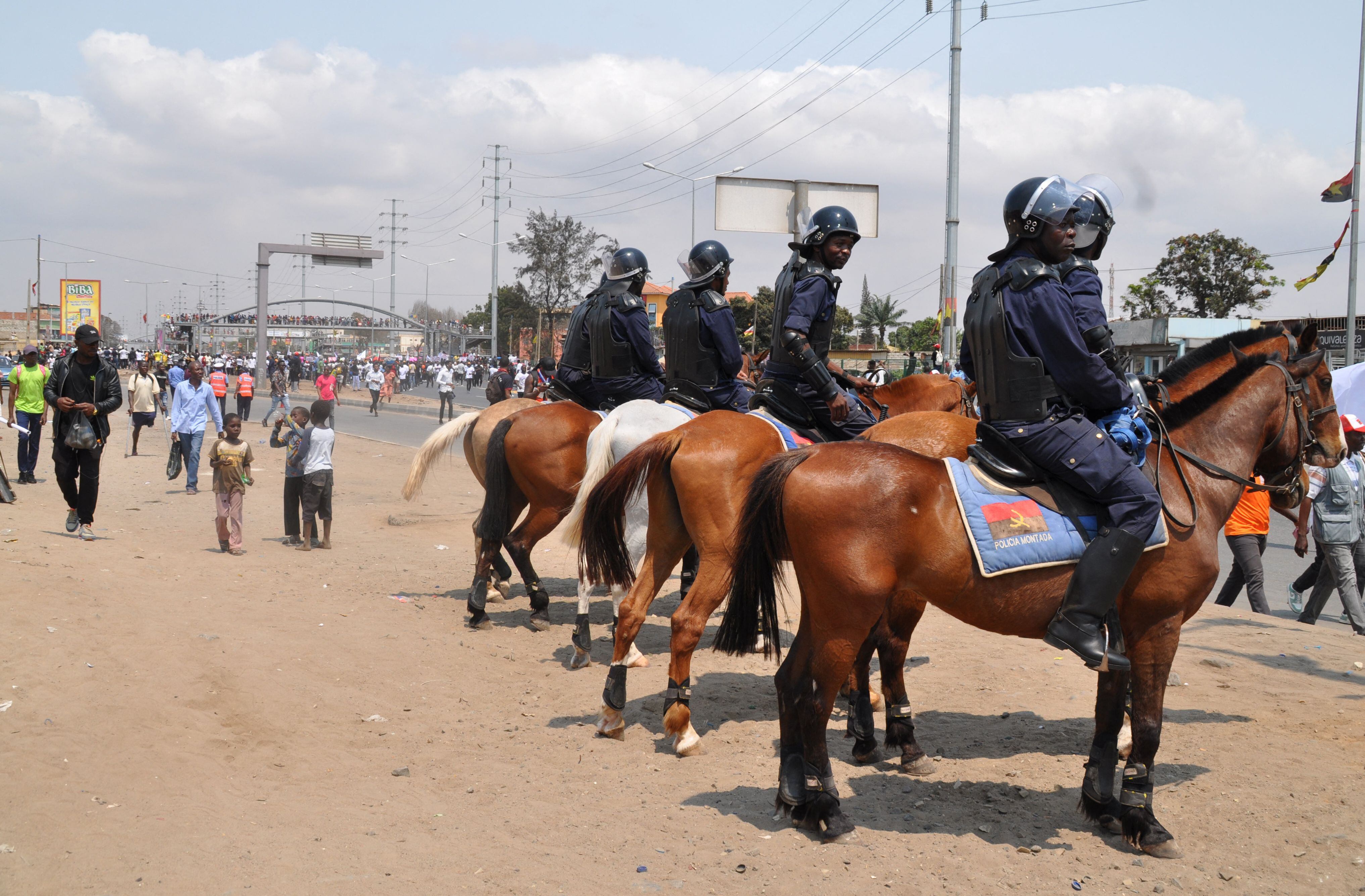 La policía montada vigila las protestas de ese sábado. (PACHECO NTELA / AFP)