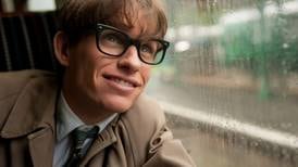 Stephen Hawking felicita a Eddie Redmayne por Oscar a mejor actor principal