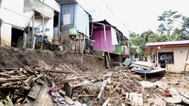 Lluvias extremas anegaron 450 casas en El Guarco, dañaron tuberías, postes y socavaron puente