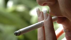 Fumar produce un efecto similar a una menopausia precoz en mujeres jóvenes