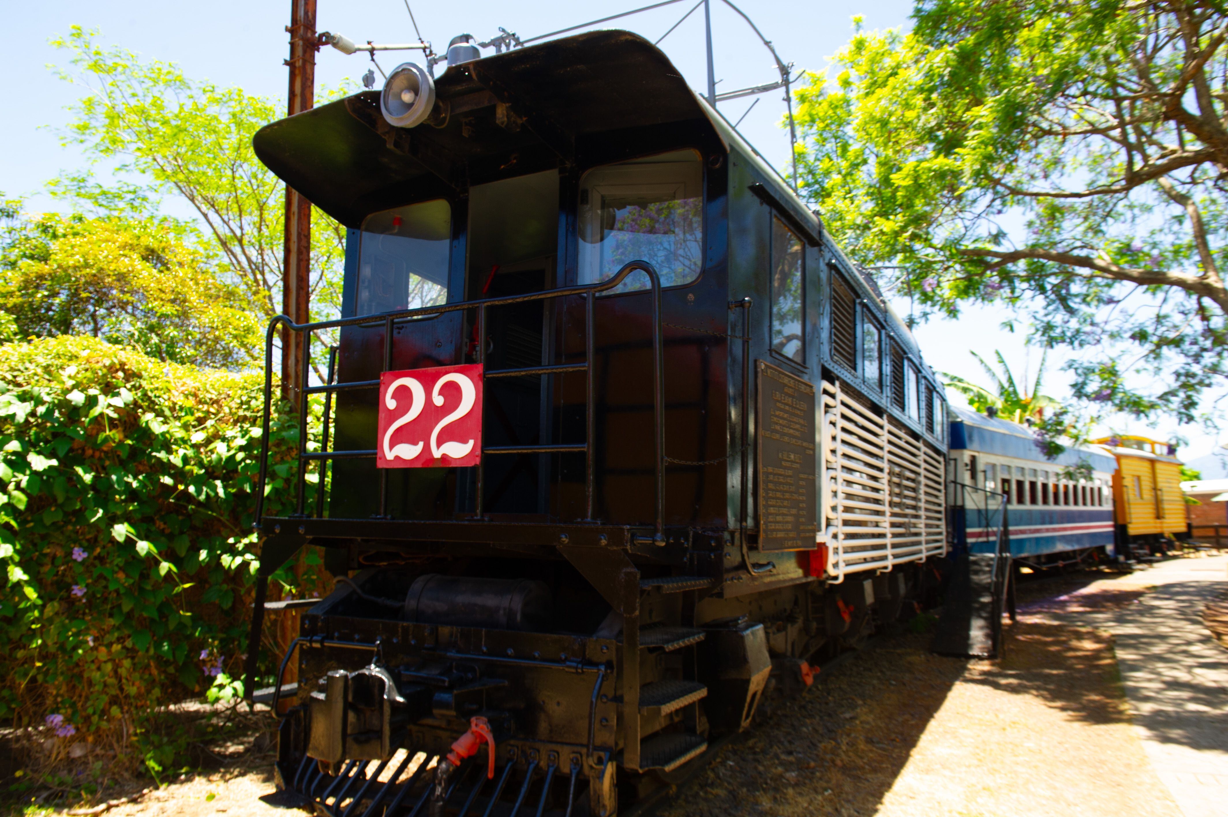 El tren que se encuentra en el Museo de los Niños fue trasladado y colocado con una plataforma especial. Este tiene 30 años de estar allí. 