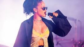 Rihanna cantó en festival que reúne a leyendas del ‘rock’