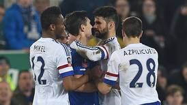 Diego Costa fue expulsado por morder a un adversario en victoria del Everton 2 a 0 ante el Chelsea 