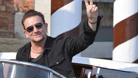   Bono usa lentes porque sufre de glaucoma
