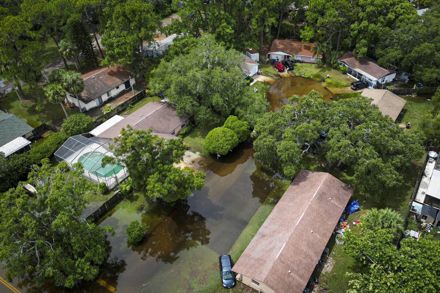 Una vista aérea muestra una comunidad inundada en New Port Richey, Florida