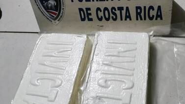 Sujeto se tropieza cuando escapaba de la Policía con dos kilos de cocaína en bulto