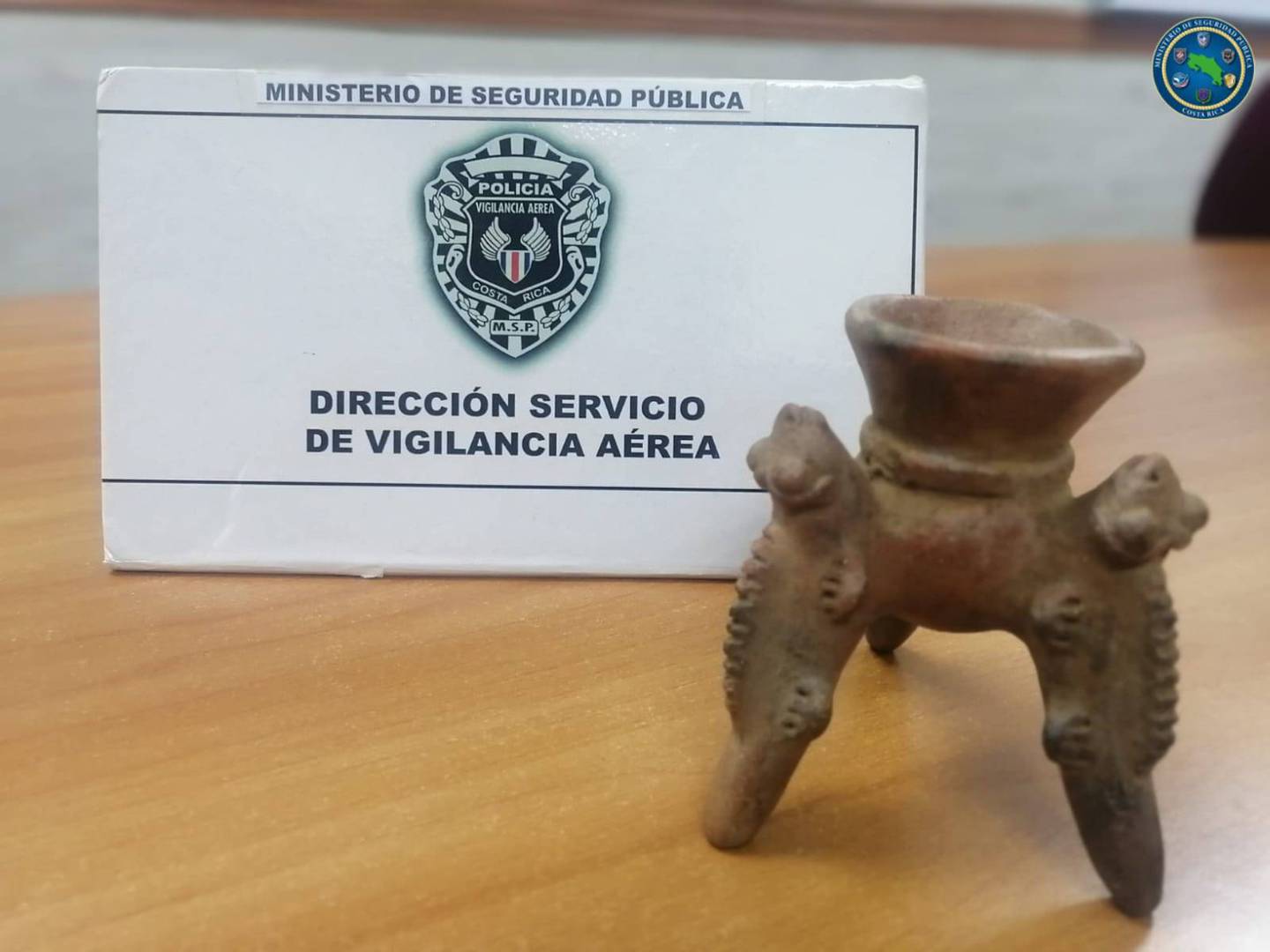 Este jarrón con figuras de animales podría tener unos 1500 años de antigüedad. Fue decomisado a un pasajero que lo intentó sacar por el aeropuerto Juan Santamaría. Foto: Cortesía MSP.