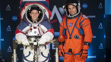 Más flexibles y de talle único son los nuevos trajes de la NASA