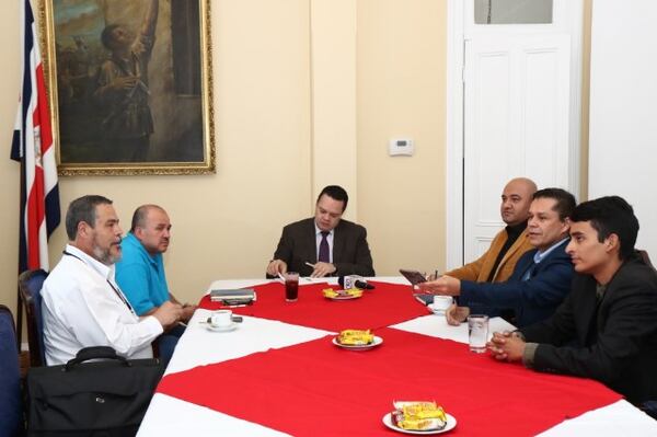 19/03/2018. Asamblea Legislativa. San José, Costa Rica. Voceros de varios conglomerados sindicales tocaron la puerta de la presidencia legislativa para buscar un espacio que les permita solicitar el retiro del proyecto de reforma fiscal. Foto: Aarón Sequeira.